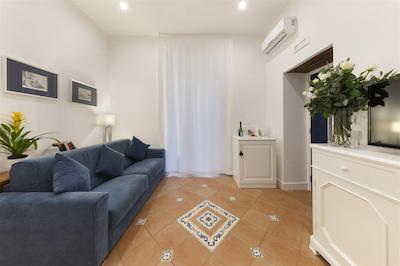 الئونراز سویتز ناپلز