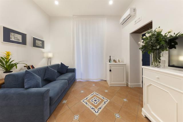 الئونراز سویتز ناپلز