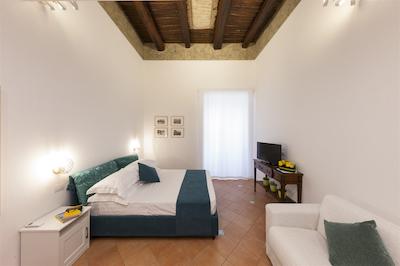 الئونراز سویتز ناپلز