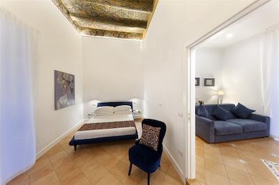 الئونراز سویتز ناپلز