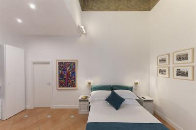 الئونراز سویتز ناپلز