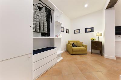 الئونراز سویتز ناپلز