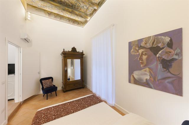 الئونراز سویتز ناپلز