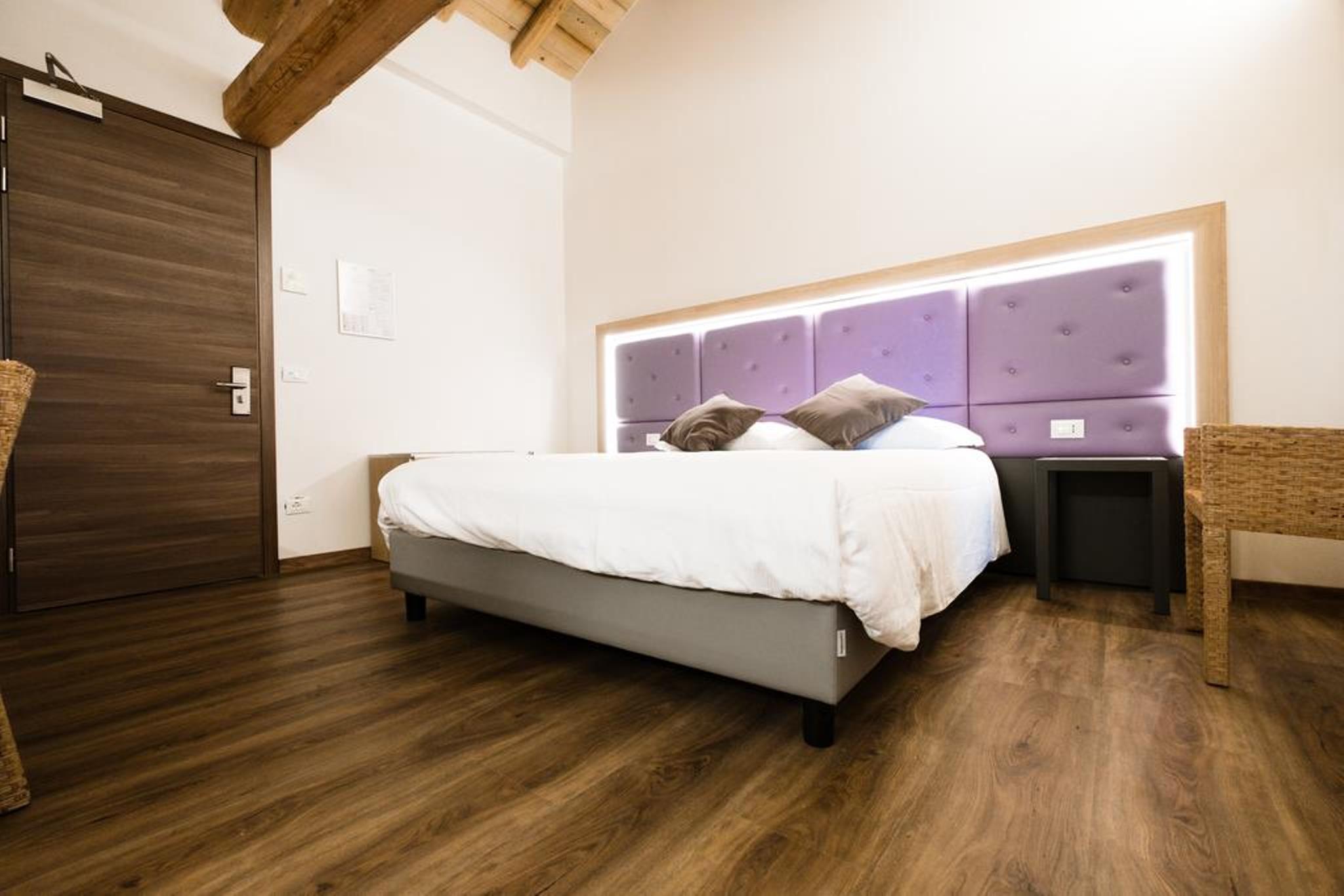هتل کرنا