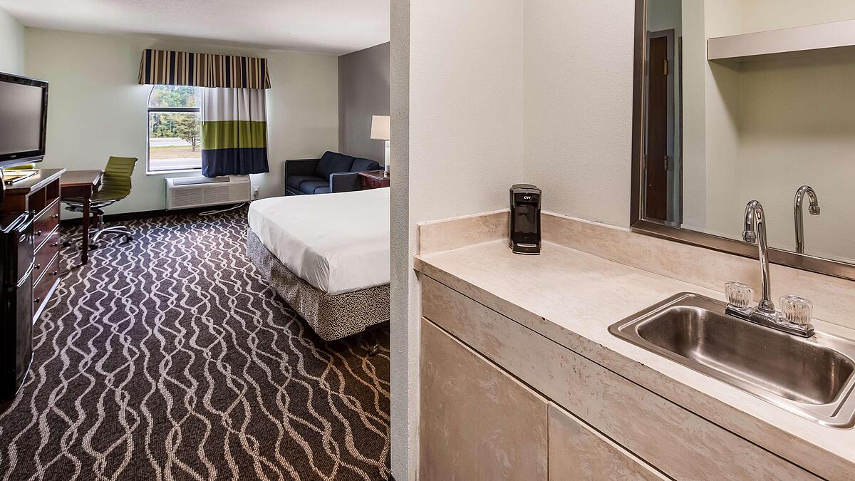 Days Inn and Suites New Buffalo