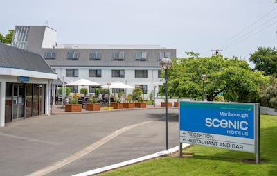 سنیک هتل مارلبروگه