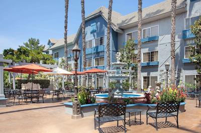 ازور هتل اند سویتز اُنتاری ا ترادمارک کالکشن هتل