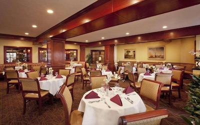 ازور هتل اند سویتز اُنتاری ا ترادمارک کالکشن هتل