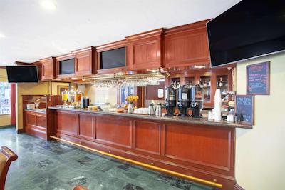 ازور هتل اند سویتز اُنتاری ا ترادمارک کالکشن هتل