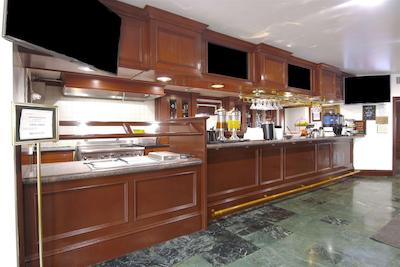 ازور هتل اند سویتز اُنتاری ا ترادمارک کالکشن هتل