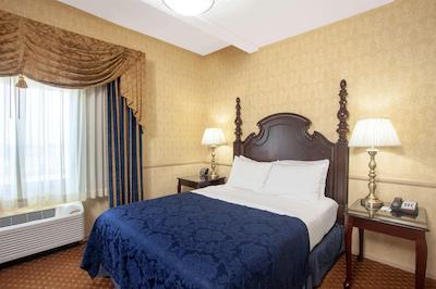 ازور هتل اند سویتز اُنتاری ا ترادمارک کالکشن هتل