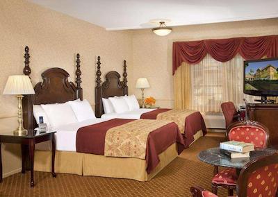 ازور هتل اند سویتز اُنتاری ا ترادمارک کالکشن هتل