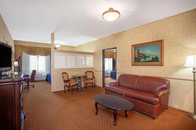 ازور هتل اند سویتز اُنتاری ا ترادمارک کالکشن هتل