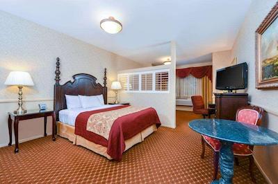 ازور هتل اند سویتز اُنتاری ا ترادمارک کالکشن هتل