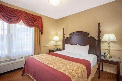 ازور هتل اند سویتز اُنتاری ا ترادمارک کالکشن هتل