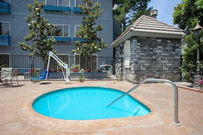 ازور هتل اند سویتز اُنتاری ا ترادمارک کالکشن هتل