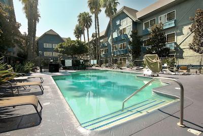 ازور هتل اند سویتز اُنتاری ا ترادمارک کالکشن هتل