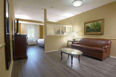 ازور هتل اند سویتز اُنتاری ا ترادمارک کالکشن هتل