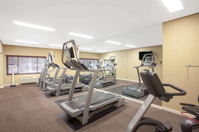 ازور هتل اند سویتز اُنتاری ا ترادمارک کالکشن هتل