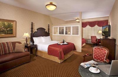 ازور هتل اند سویتز اُنتاری ا ترادمارک کالکشن هتل