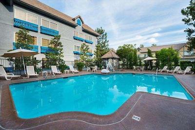 ازور هتل اند سویتز اُنتاری ا ترادمارک کالکشن هتل