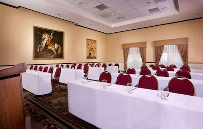 ازور هتل اند سویتز اُنتاری ا ترادمارک کالکشن هتل