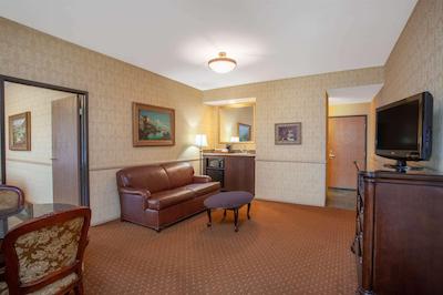 ازور هتل اند سویتز اُنتاری ا ترادمارک کالکشن هتل