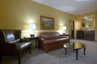 ازور هتل اند سویتز اُنتاری ا ترادمارک کالکشن هتل