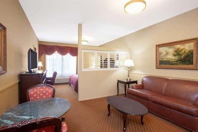 ازور هتل اند سویتز اُنتاری ا ترادمارک کالکشن هتل