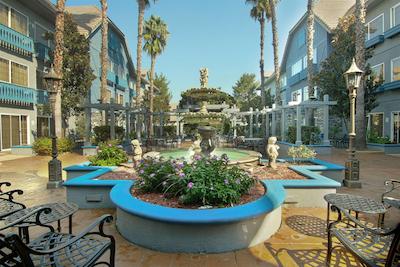 ازور هتل اند سویتز اُنتاری ا ترادمارک کالکشن هتل