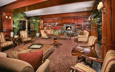 ازور هتل اند سویتز اُنتاری ا ترادمارک کالکشن هتل