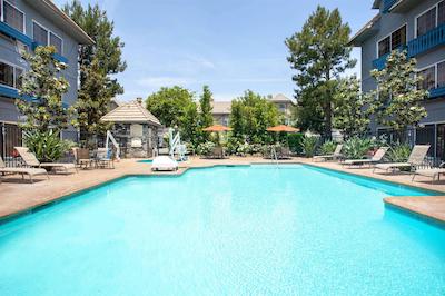 ازور هتل اند سویتز اُنتاری ا ترادمارک کالکشن هتل