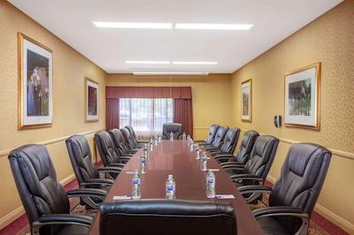 ازور هتل اند سویتز اُنتاری ا ترادمارک کالکشن هتل