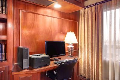 ازور هتل اند سویتز اُنتاری ا ترادمارک کالکشن هتل