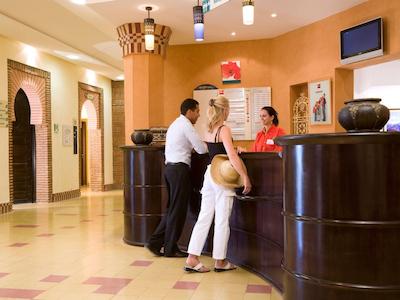 ایبیز اوارزازات سنتر هتل