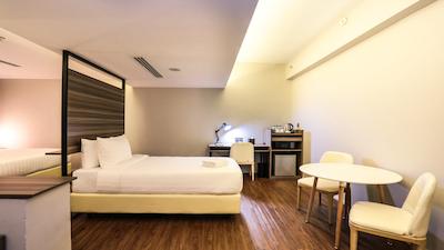 دز هتل اند سویتز بای ویندهام فراسر بوسینز پارک