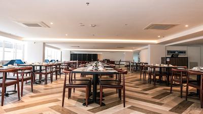 دز هتل اند سویتز بای ویندهام فراسر بوسینز پارک