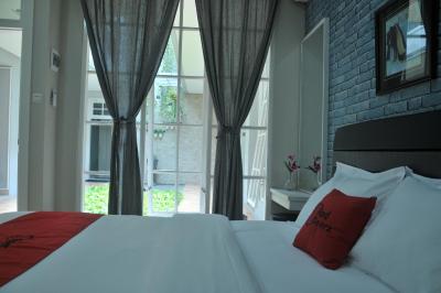 ردورز پرمیوم نیر رز پندک اینداه