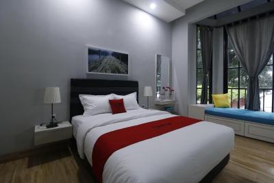 ردورز پرمیوم نیر رز پندک اینداه