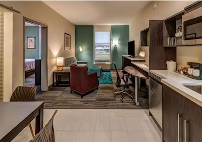 هم2 سویتز بای هیلتون رنو