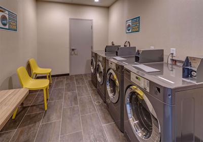 هم2 سویتز بای هیلتون رنو