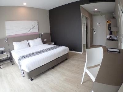 دی المنتس بیزنس هتل دامانسارا