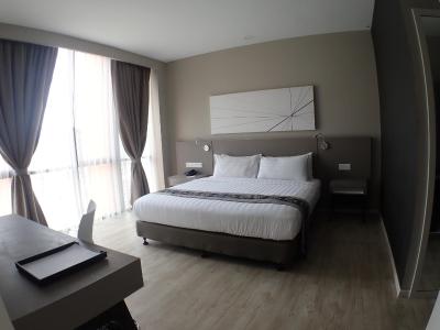 دی المنتس بیزنس هتل دامانسارا