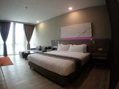 دی المنتس بیزنس هتل دامانسارا