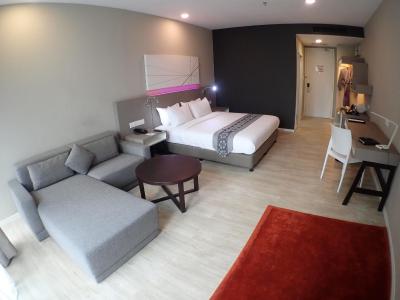 دی المنتس بیزنس هتل دامانسارا