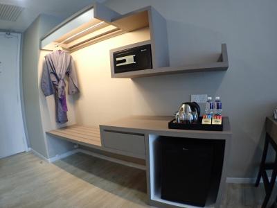 دی المنتس بیزنس هتل دامانسارا