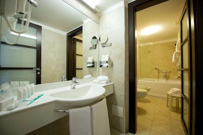 بست وسترن کریستال پالاس هتل