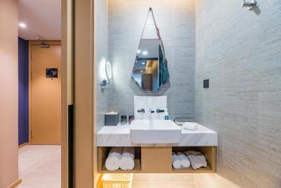 اتور اس هتل لوجیازوی اورینتال پیرل شانگهای