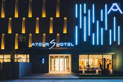 اتور اس هتل لوجیازوی اورینتال پیرل شانگهای