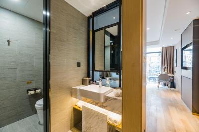 اتور اس هتل لوجیازوی اورینتال پیرل شانگهای